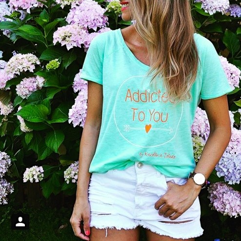 camiseta de karolina toledo tonos pastel addicted to you