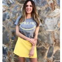 Camiseta Smile Me amarillo y gris de Karolina Toledo