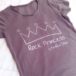 Camiseta Rock Princess Gris de Karolina Toledo