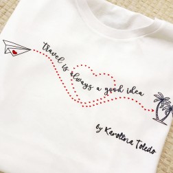 Camiseta Travel is always a good idea de karolina toledo moda de mujer online lowcost